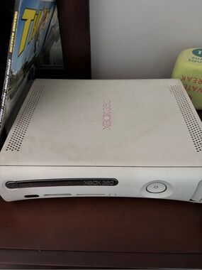 Microsoft Xbox 360 White Slim Console (comes with everything and controller)